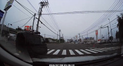 【動画あり】隣の車線の車、誰も予想できない謎のムーブをかましてしまうｗｗｗｗｗ