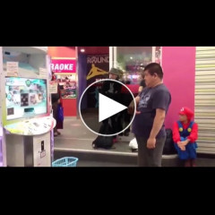 【動画】おじさんがダンスゲームする姿、皆が固唾を飲んで見守る