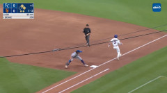 プロの試合でとんでもない送球が行われてしまうｗｗｗｗｗ