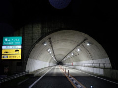京都縦貫自動車道　トンネル内でＵターンしようとして衝突　２台の車が関係する事故　１人死亡　３人重軽傷  [7/10]
