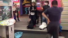【動画】おじさんがダンスゲームする姿、皆が固唾を飲んで見守る…