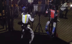 ヒト型ロボットがアキバの地下リングで殴り合い　米国発メカ格闘技「REK」日本上陸