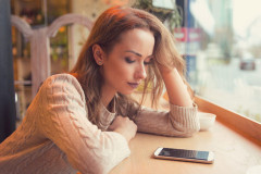 彼氏と結婚を考えているけれど、これが初めての恋愛で、もっと素敵な人がいるかもしれないと思っている。
