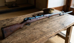 三八式歩兵銃を構えた中学生「すごっ重いこれ」…旧日本軍の小銃やヘルメットなどを展示！