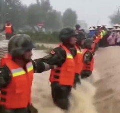 【速報】中国兵士さん達、洪水が発生したためスクラム組んで人間土嚢を形成し水を防ごうとする
