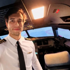 【悲報】飛行機操縦中の教官「どうすればいいかわかるね。それじゃ！」→訓練生を残して飛び降り自殺