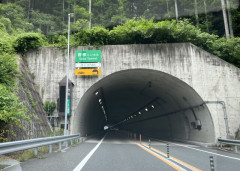京都縦貫自動車道のトンネルで内でＵターンしようとし衝突　2台が絡み1人死亡3人重軽傷