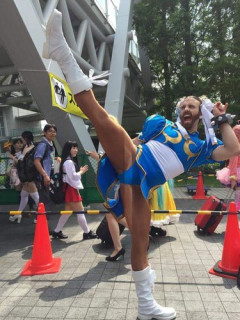 【画像あり】白人さん、完璧な春麗のコスプレを披露して大開脚ｗｗｗｗｗｗｗｗ