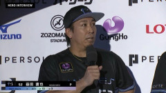 益田直也さん、お立ち台で自ら最後のライトフライに触れる