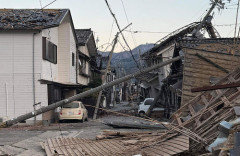 【画像】「能登半島地震後、2年ぶりに我が家に帰ってきたけど、家の前の景色が驚くほど激変してる」パシャッ　→　4Mの隆起で巨大な◯◯が出現…ここまで別物になるのか