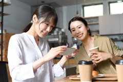 三姉妹「この大学、女子寮しかないじゃん」「女だけ優遇か笑」「差別だ笑」父親「…！！！」ｼｭﾊﾞﾊﾞﾊﾞﾊﾞﾊﾞﾊﾞﾊﾞﾊﾞ⇒！