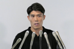 サッカーサポーター「感動をありがとう！」　富安「えー…」