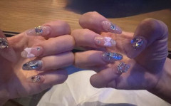 【画像】SKEアイドル「私の爪綺麗でしょ」パシャッ　→　「両手映ってるけど自撮りどうしてんの？」　→　アイドルからの解答があまりにプロの仕事すぎた！これはｗｗｗｗ