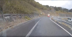 【衝撃映像】逆走トラック、逝く・・・
