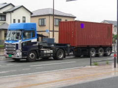 高速道路で大型トレーラーが急ブレーキ → 後ろの荷物が崩れ運転席が潰れ、運転手死亡