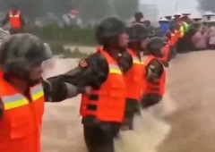 中国兵士、洪水が発生したためスクラム組んで人間土嚢を形成し水を防ごうとする！