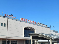 「かなりバカバカしい」の声も 富山空港の新愛称「富山高山すし空港」に外国人観光客は賛否両論、 地元からも「県民の声は聞いたのか」