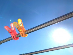 さーて、洗濯物干すかな、洗濯バサミ「バキィ！！パラパラパラパラ」