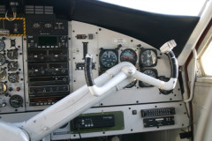 【衝撃】飛行機操縦中の教官「どうすればいいか分かっているね？それじゃ！」→訓練生を残して飛び降り自殺！