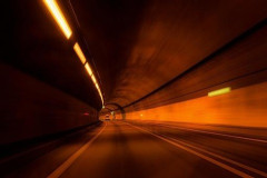 【悲報】自動車道のトンネル内で『恐ろしい事態』が発生してしまう！！！！！！
