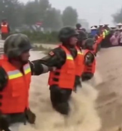 【動画】中国兵士さん達、洪水が発生したためスクラム組んで人間土嚢を形成し水を防ごうとする