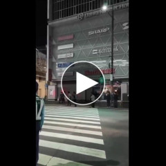 【衝撃】岡山駅前の暴走バイクさん、走行中に蹴り倒される・・・・・・・・・