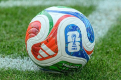 【悲報】FIFAさん、W杯決勝の芝生を7万円で売り出すも寸法の単位を書き忘れてしまう