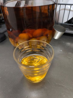 【画像】1年ちょい漬け込んだ梅酒を解禁するぞーー
