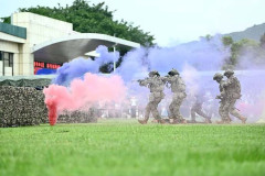 中国軍香港駐屯部隊、返還29周年を記念して駐屯地を一般市民に公開…装備品など展示！