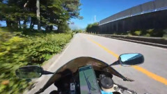 【動画】バイクの転倒動画、警備員とバイクのどちらが悪いか議論になる