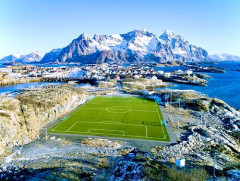 【衝撃】ノルウェーの田舎のサッカー場、ガチで立地がヤバすぎるｗｗｗｗｗｗｗｗｗｗ