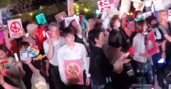 7月10日に東京の国会前で「高市やめろ」「改憲反対」デモが行われたと中国メディアが伝える・・・