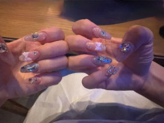 女性アイドル「俺の素敵な爪✨」→ファン「どうやって自分の両手撮影してるのか気になる」→衝撃の真相が明かされて10万いいねｗｗｗｗｗ