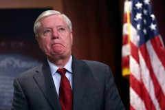 【訃報】米共和党の重鎮グラム上院議員が「急病」で死去← ウクライナ視察で7/10に空爆受けたはずの工場を視察したことになってる矛盾