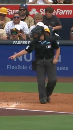 MLBの女審判さん、球審を務めるも両チームからブチ切れられて両チームから退場させる大混乱を巻き起こしてしまうwww