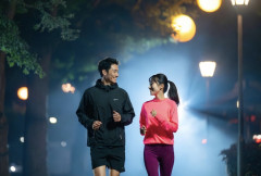 【超展開】深夜2時の公園でランニングしていたカップル…人影のようなものを確認してライトで照らすと…
