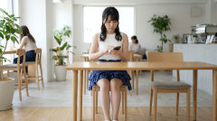 【画像】お前らこの小さい「ガラコ」を使ってみろ　スマホ画面がつるんつるんで超快適になるぞ
