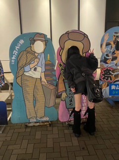 【画像】JKさん、顔ハメ看板の使い方が分からないｗｗｗｗｗｗｗｗ