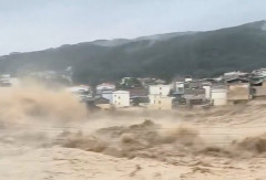【悲報】中国のダムがぶっ壊れて下流の集落ぜーんぶ呑み込まれとるんですけど、どうするつもりなんすかね、これ。