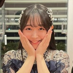 羊宮妃那さん、イケメンに囲まれて良い笑顔