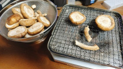 しいたけ焼いて酒飲む🥺（※画像あり）