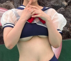 【悲報】JKさん、セーラー服から下乳をはみ出してしまうｗｗｗ