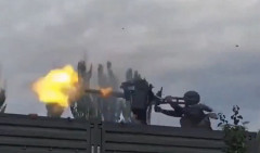 ロシア対空砲手がYakB-12.7重機関銃の制御を失し、他の兵士を死なせかけた事故！