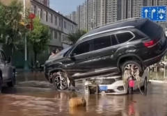 中国北部で大規模洪水が発生、道路が水没…一部で水位2メートル以上に！
