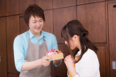 【女の勘】息子が結婚したいと言う相手を連れてきて、互いの両親を招いてお食事会。気になったのは彼女さんの持ち物。全て新品のように見える。その持ち物の出どころを聞いてみると…
