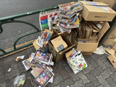 【悲報】付録のワンピースカードをむしり取られた少年ジャンプ、道ばたに捨てられまくってしまう……