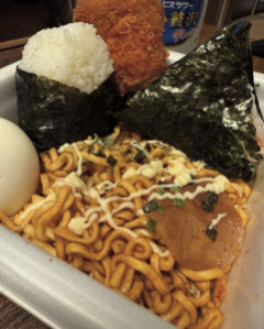 ワイの夜食　ブブカ　明太子おにぎり　ツナマヨおにぎり　ナナチキ
