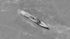 中国西部の砂漠に実物大の米海軍アーレイ・バーク級駆逐艦の模型を建造