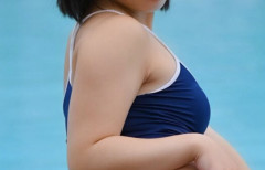 【画像あり】現役JKグラドルさん(18)、スク水からデカい尻が溢れてしまう