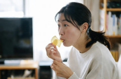 貧困家庭「子供に米を食べさせるため親はスナック菓子で我慢してる」→